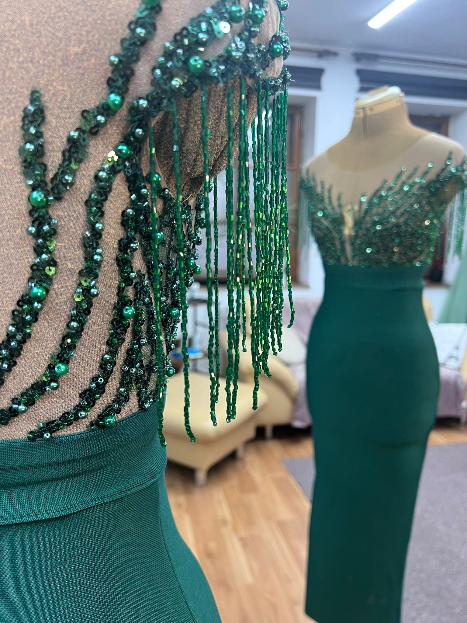 Detaliu broderie florală roz