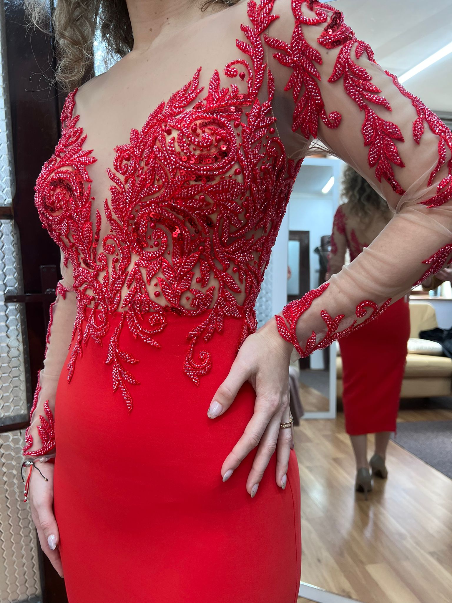 Detaliu rochie neagră elegantă