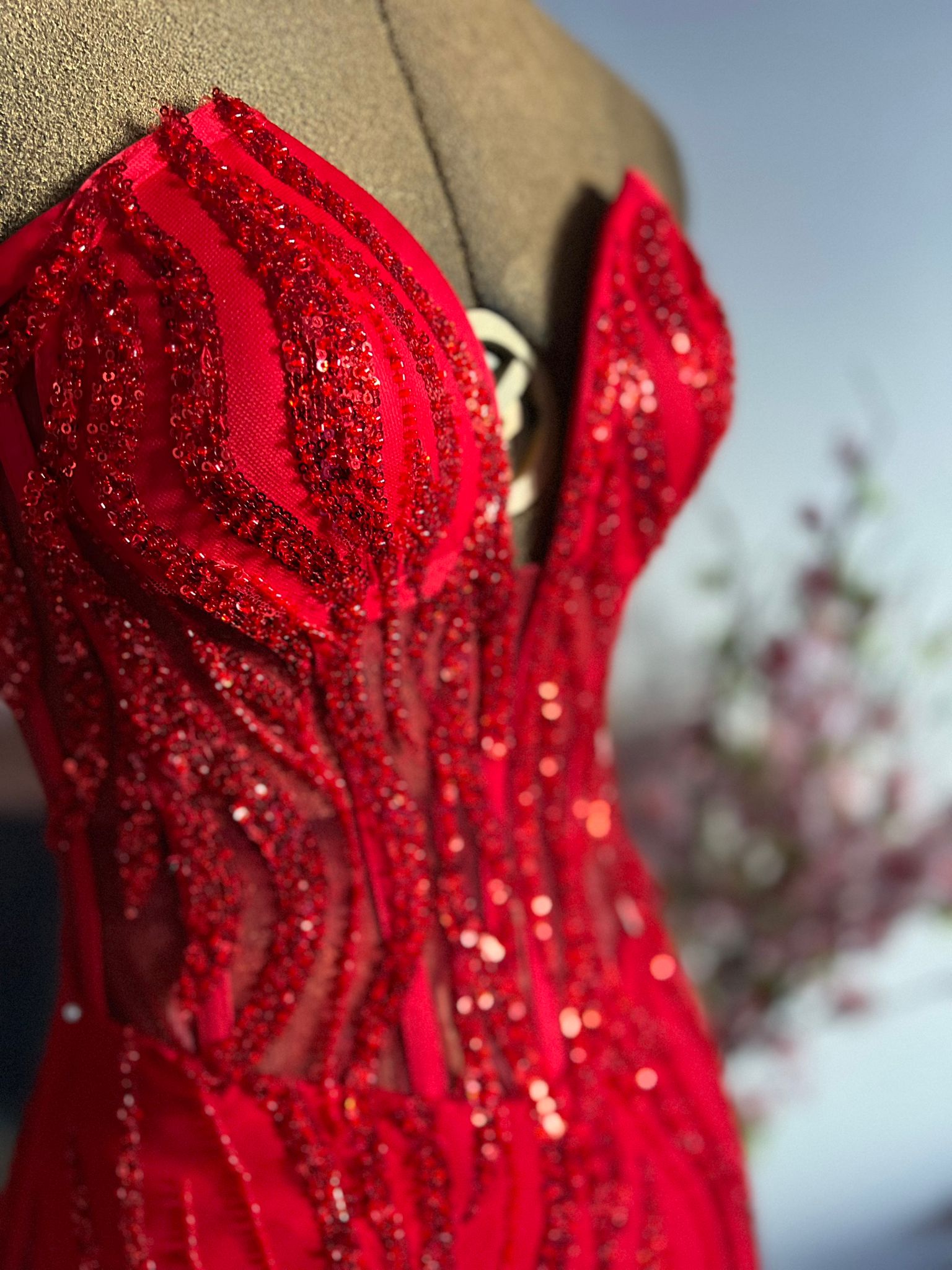 Detaliu rochie roșie cu paiete