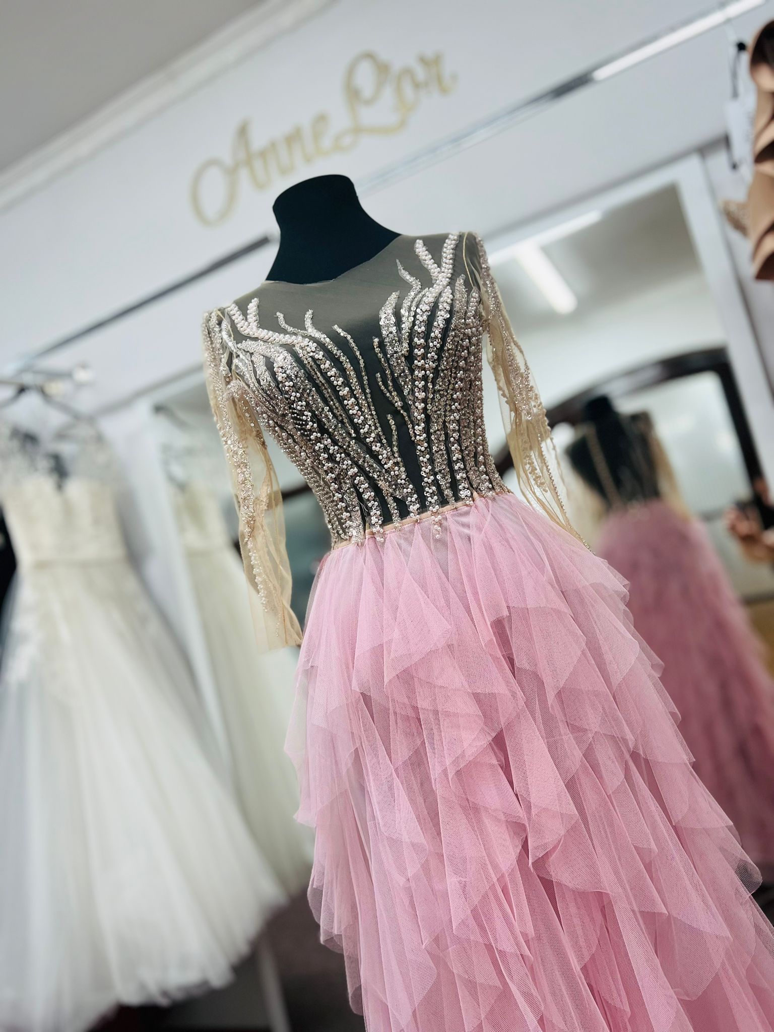 Detaliu rochie neagră elegantă