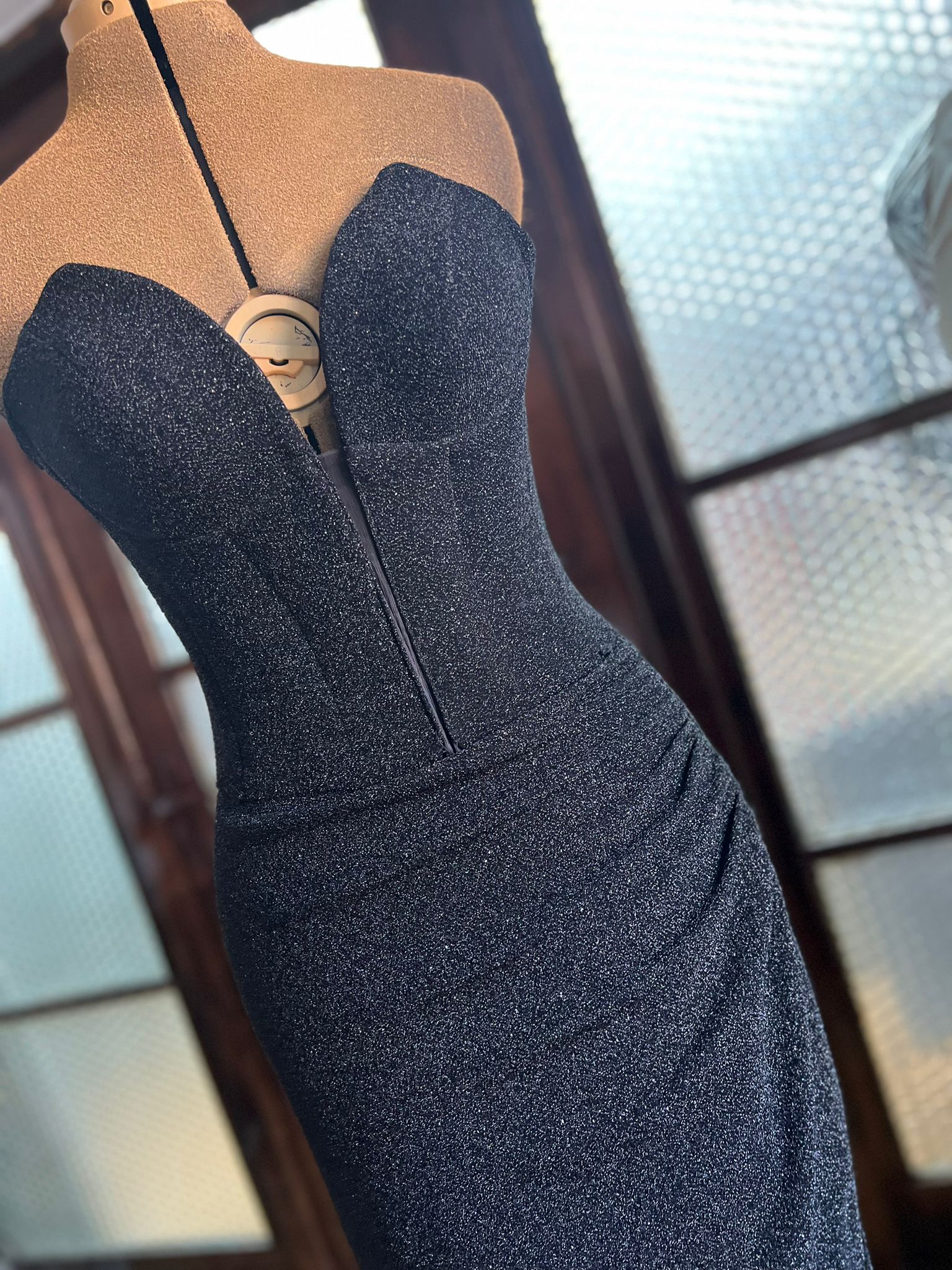 Detaliu rochie neagră elegantă