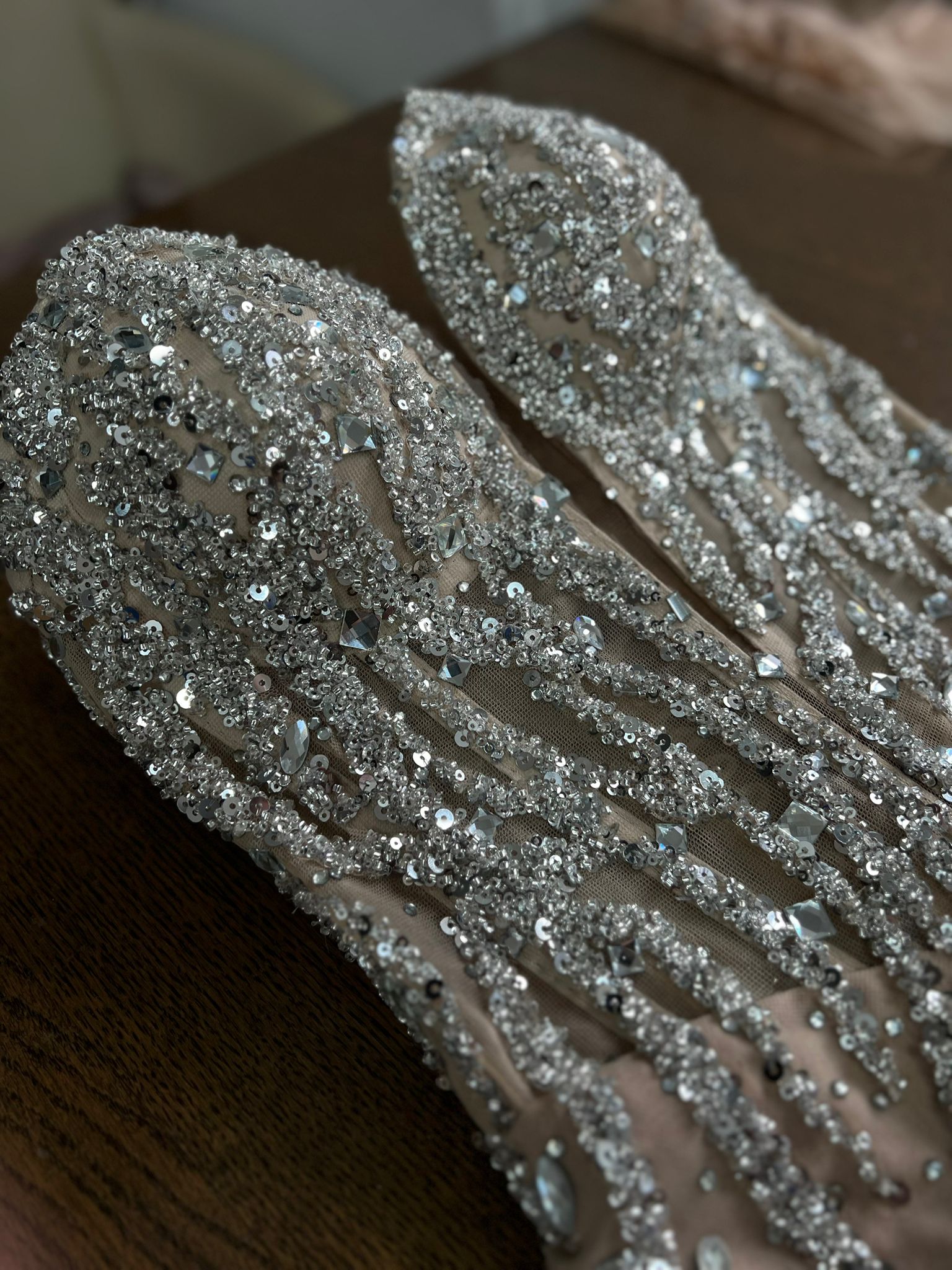 Detaliu mânecă cu pietre