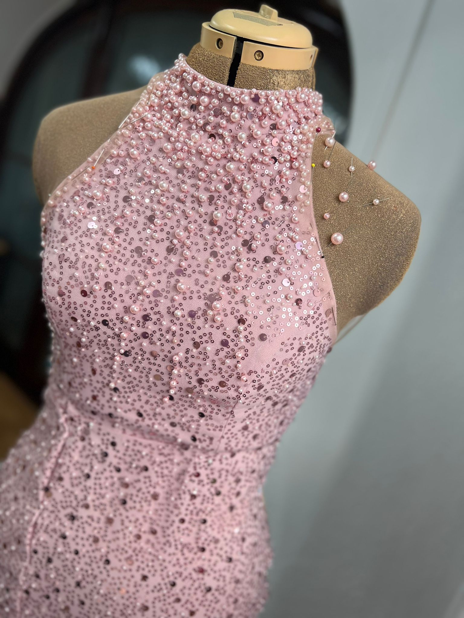 Detaliu rochie roz cu perle